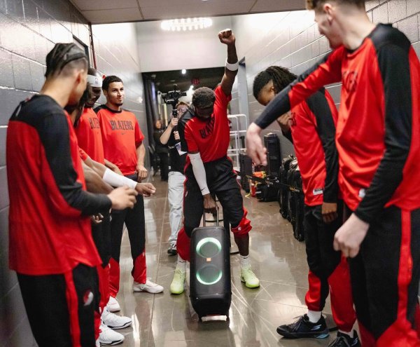 Ayton tuyên bố tham gia Lakers! Anh ấy đã nói chuyện lần đầu tiên sau khi thay đổi các đội: Nói lời tạm biệt với những người theo dõi Trail một cách trìu mến + hét lên với Lakers để bắt đầu luyện tập