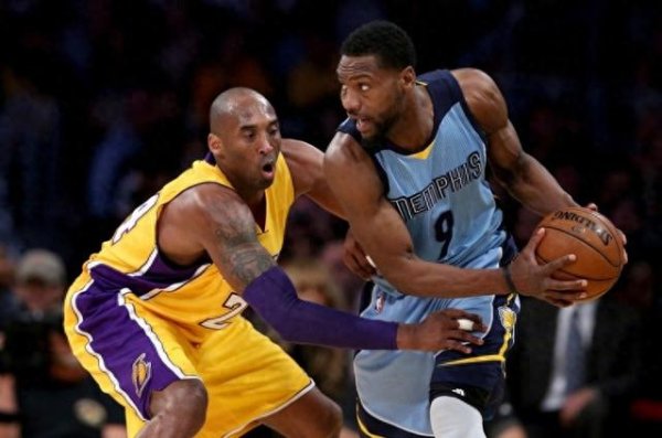 TEAGUE: Kobe đã tham gia phòng thủ 12 lần nhưng phòng thủ của anh ta không mạnh đến thế. Anh ấy chiếm vị trí đầu tiên ở Tony Allen