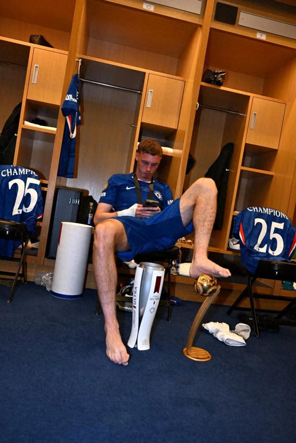 Chelsea đã giành chức vô địch đôi của giải đấu World Cup Liên đoàn châu Âu, ông trùm Blues cuối cùng Burley cũng nhìn thấy phần thưởng
