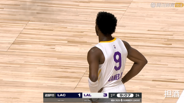 Lakers bị mất! Brownie 17+5+5. Sau trận đấu, Brownie cúi đầu và bước sang bên lề, khuôn mặt đầy trầm cảm